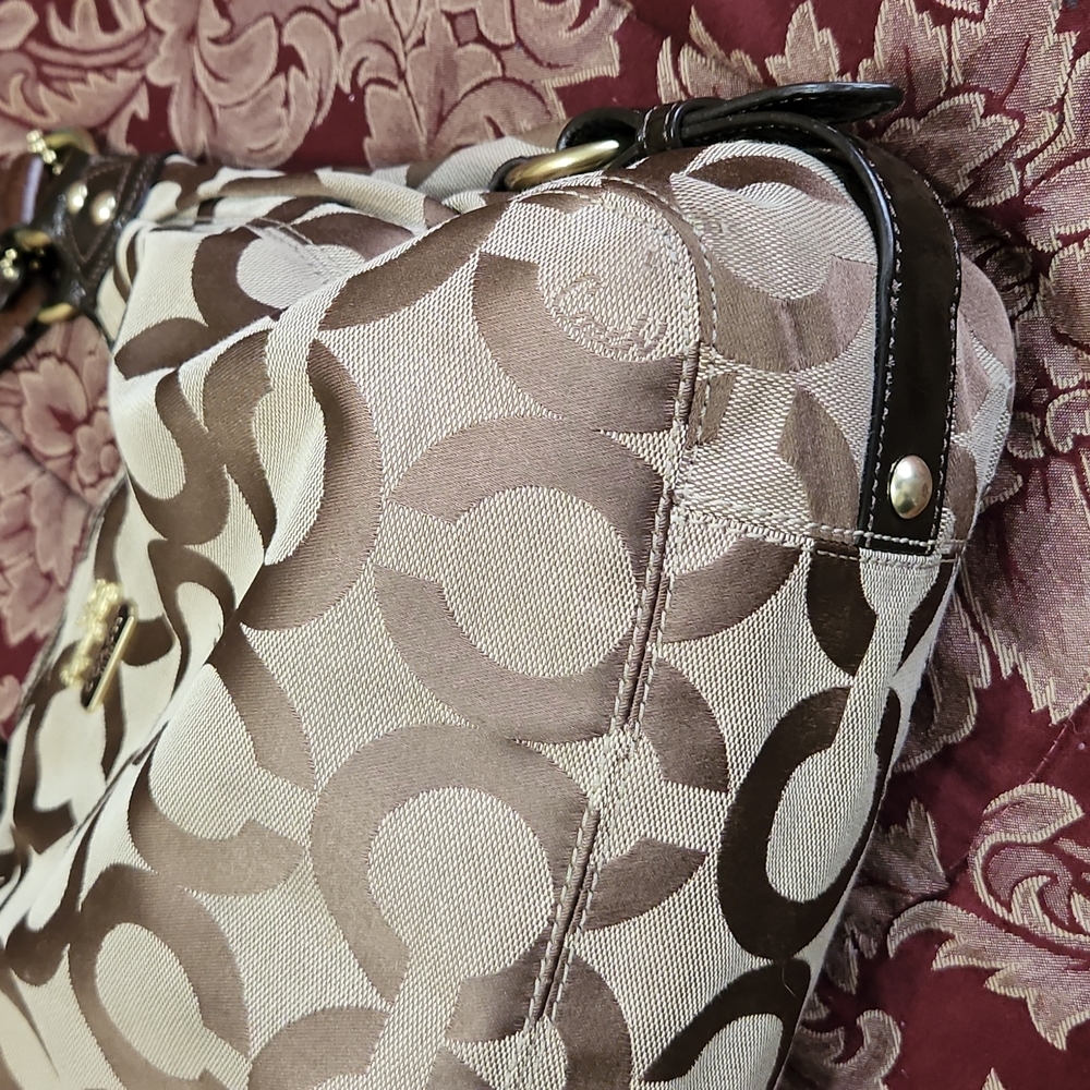 Coach Madison Maggy Shoulder Bag Witj Gold Hardware - Picture 8 of 13